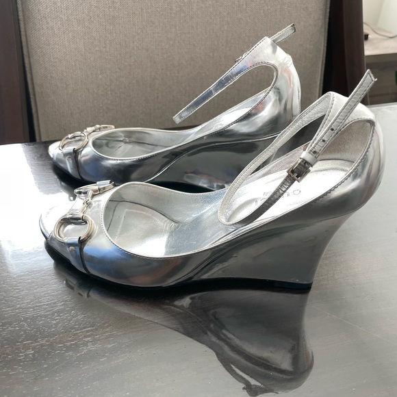 Gucci Open Metallic Silver Toe Wedge - Picture 2 of 10